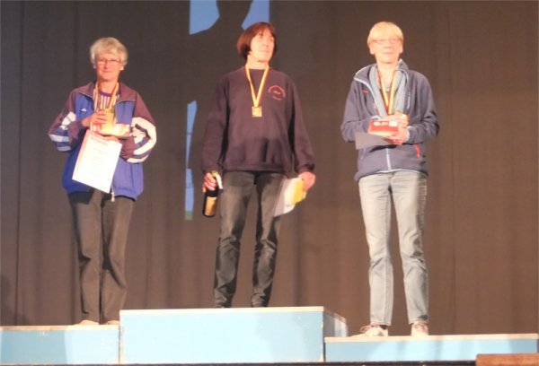 Hilde Bader auf dem Siegerpodest