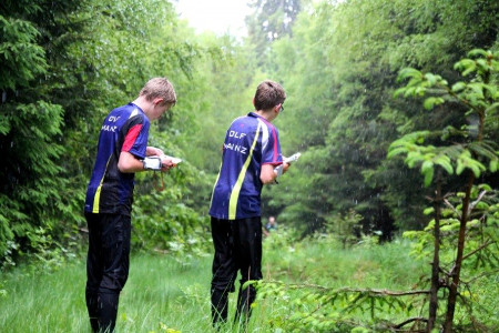 OL Jugend beim Blick auf die Karte