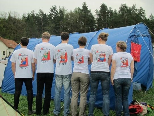 Mannschaft des OLF in preisgekrönten T-Shirts